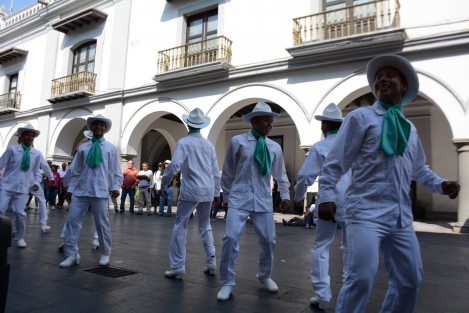 Los manifestantes esperan así lograr ser atendidos por el alcalde del ayuntamiento y poder entregarle en sus manos el pliego petitorio con las demandas de Antorcha Campesina