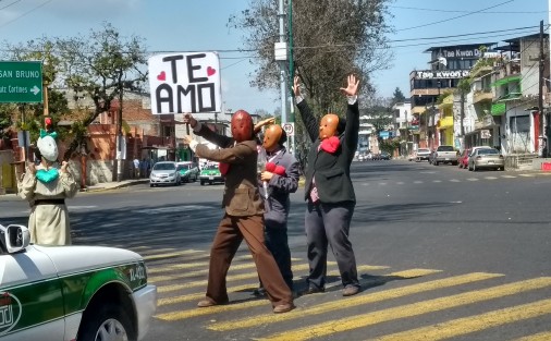 Otro grupo de estudiantes realiza una pequeña obra sobre la avenida Ruiz Cortines, con el fin de obtener recursos para estudiar y sobrevivir