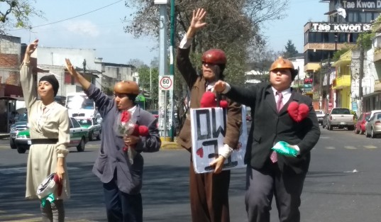 Otro grupo de estudiantes realiza una pequeña obra sobre la avenida Ruiz Cortines, con el fin de obtener recursos para estudiar y sobrevivir
