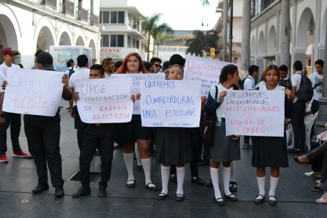Estudiantes, maestros y padres de familia del Telebachillerato Cuauhtémoc, ubicado en la colonia del mismo nombre, se manifestaron en el zócalo de la ciudad de Veracruz para exigir apoyo, pues sostienen que desde hace 20 años que se inauguró,  las necesidades básicas no han sido resueltas y han tenido que tomar clases bajo los árboles.
