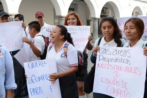 Estudiantes, maestros y padres de familia del Telebachillerato Cuauhtémoc, ubicado en la colonia del mismo nombre, se manifestaron en el zócalo de la ciudad de Veracruz para exigir apoyo, pues sostienen que desde hace 20 años que se inauguró,  las necesidades básicas no han sido resueltas y han tenido que tomar clases bajo los árboles.