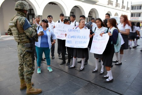 Estudiantes, maestros y padres de familia del Telebachillerato Cuauhtémoc, ubicado en la colonia del mismo nombre, se manifestaron en el zócalo de la ciudad de Veracruz para exigir apoyo, pues sostienen que desde hace 20 años que se inauguró,  las necesidades básicas no han sido resueltas y han tenido que tomar clases bajo los árboles.