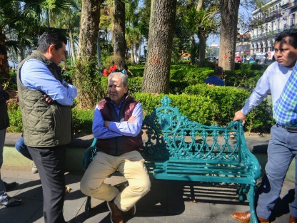 Samuel Aguirre ,uno de los líderes de Antorcha Campesina, tuvo que esperar en el parque Juárez su turno para poder entregar algunos documentos de gestión de obras para las colonias de su organización.  