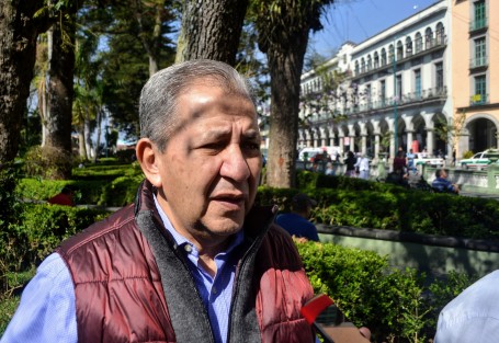 Samuel Aguirre ,uno de los líderes de Antorcha Campesina, tuvo que esperar en el parque Juárez su turno para poder entregar algunos documentos de gestión de obras para las colonias de su organización.  