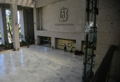 A puerta cerrada se continuó con la sesión extraordinaria de la LXV Legislatura de Veracruz, que fue suspendida desde hace días, donde  se determinaría la procedencia o no de juicio político contra el fiscal General, Jorge Winckler Ortiz.