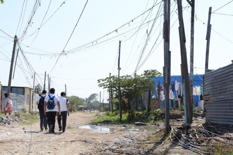 Varias colonias de la ciudad y Puerto de Veracruz se encuentran abandonadas y viven en la irregularidad, escasea el agua hasta por 15 días y tienen que acarrearla de otra colonia; en el horizonte se observan las calles como basurero  y los postes de luz con un montículo de hilos colgantes.  