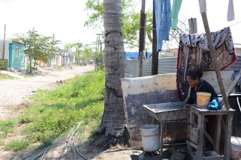Varias colonias de la ciudad y Puerto de Veracruz se encuentran abandonadas y viven en la irregularidad, escasea el agua hasta por 15 días y tienen que acarrearla de otra colonia; en el horizonte se observan las calles como basurero  y los postes de luz con un montículo de hilos colgantes.  