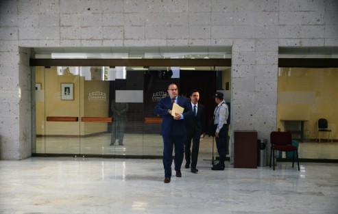 Finalmente ni uno de los dos dictámenes alcanzaron la votación necesaria  para el juicio político contra el Fiscal general de estado, Jorge Winckler. 