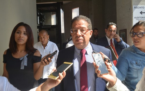 Finalmente ni uno de los dos dictámenes alcanzaron la votación necesaria  para el juicio político contra el Fiscal general de estado, Jorge Winckler. 