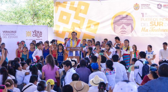  En el marco del Día Internacional de la Lengua Materna, celebrado el 21 de febrero, el gobernador Cuitláhuac García Jiménez aseguró que, desde el primer día de esta administración, Veracruz sigue la directriz trazada por el presidente de la República: el respeto a la tierra y al prójimo, caminar juntos y buscar un futuro que beneficie a todos.