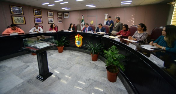 Después de dar vuelta a la hoja en la sesión extraordinaria, la tarde de este viernes se llevó a cabo la sesión de la diputación permanente de la LXV Legislatura de Veracruz, en un ambiente de cariño y camadería.