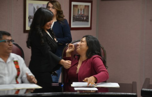 Después de dar vuelta a la hoja en la sesión extraordinaria, la tarde de este viernes se llevó a cabo la sesión de la diputación permanente de la LXV Legislatura de Veracruz, en un ambiente de cariño y camadería.