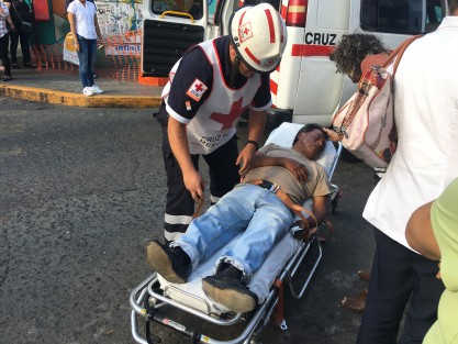 Un vendedor de plantas tuvo que ser atendido por paramédicos de la Cruz Roja, luego de desvanecerse la tarde de este sábado en la esquina de Altamirano y Revolución. Según comerciantes que lo conocen, el hombre padece del corazón. 