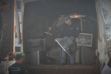 En fechas pasadas el municipio de Jilotepec hizo acopio de materiales, por lo que este sábado acudieron a Xalapa a entregar lo recolectado, destacando la gran cantidad de electrónicos. 