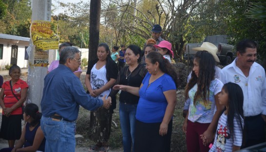 Miles de habitantes de la comunidad de Llano Grande beneficiados por la pavimentación de 1 kilómetro de camino, obra realizada con recursos propios del Ayuntamiento de Teocelo que encabeza el alcalde Mario Antonio Chama Díaz y que fue inaugurada este sábado.  