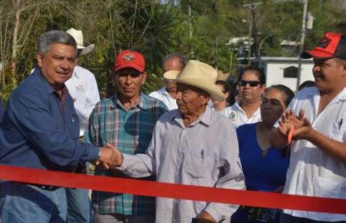 El H. Ayuntamiento de Teocelo que preside el alcalde Mario Chama Díaz , junto con Ediles del ayuntamiento y personal del mismo, inauguraron la  Obra de Pavimentación con Concreto Hidráulico  en la Calle la Guadalupana en la congregación de Llano Grande en este municipio, en la inauguración el alcalde Mario Chama, la Síndica Municipal Zayra del Carmen Martínez Andrade, directores de área, personal del ayuntamiento en compañía de pobladores y agente municipal, recorrieron dicha obra la cual viene dar beneficio a los pobladores de esa comunidad.