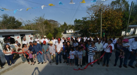 El H. Ayuntamiento de Teocelo que preside el alcalde Mario Chama Díaz , junto con Ediles del ayuntamiento y personal del mismo, inauguraron la  Obra de Pavimentación con Concreto Hidráulico  en la Calle la Guadalupana en la congregación de Llano Grande en este municipio, en la inauguración el alcalde Mario Chama, la Síndica Municipal Zayra del Carmen Martínez Andrade, directores de área, personal del ayuntamiento en compañía de pobladores y agente municipal, recorrieron dicha obra la cual viene dar beneficio a los pobladores de esa comunidad.