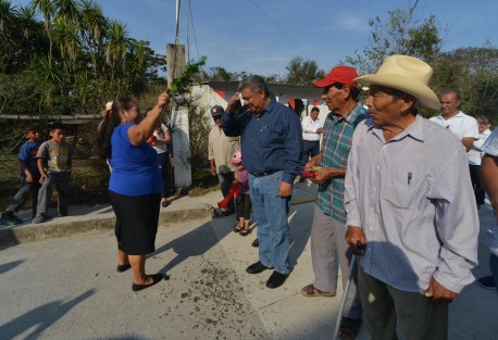 El H. Ayuntamiento de Teocelo que preside el alcalde Mario Chama Díaz , junto con Ediles del ayuntamiento y personal del mismo, inauguraron la  Obra de Pavimentación con Concreto Hidráulico  en la Calle la Guadalupana en la congregación de Llano Grande en este municipio, en la inauguración el alcalde Mario Chama, la Síndica Municipal Zayra del Carmen Martínez Andrade, directores de área, personal del ayuntamiento en compañía de pobladores y agente municipal, recorrieron dicha obra la cual viene dar beneficio a los pobladores de esa comunidad.