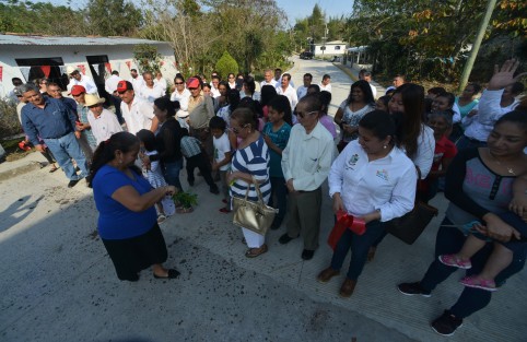 Miles de habitantes de la comunidad de Llano Grande beneficiados por la pavimentación de 1 kilómetro de camino, obra realizada con recursos propios del Ayuntamiento de Teocelo que encabeza el alcalde Mario Antonio Chama Díaz y que fue inaugurada este sábado.