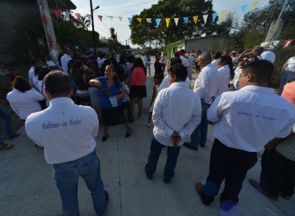 Miles de habitantes de la comunidad de Llano Grande beneficiados por la pavimentación de 1 kilómetro de camino, obra realizada con recursos propios del Ayuntamiento de Teocelo que encabeza el alcalde Mario Antonio Chama Díaz y que fue inaugurada este sábado.