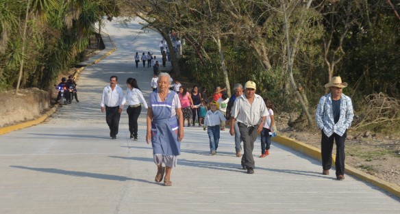 Miles de habitantes de la comunidad de Llano Grande beneficiados por la pavimentación de 1 kilómetro de camino, obra realizada con recursos propios del Ayuntamiento de Teocelo que encabeza el alcalde Mario Antonio Chama Díaz y que fue inaugurada este sábado.