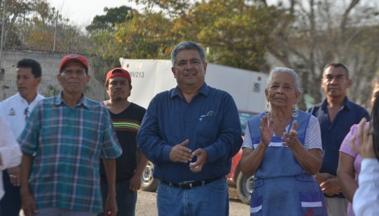 Miles de habitantes de la comunidad de Llano Grande beneficiados por la pavimentación de 1 kilómetro de camino, obra realizada con recursos propios del Ayuntamiento de Teocelo que encabeza el alcalde Mario Antonio Chama Díaz y que fue inaugurada este sábado.