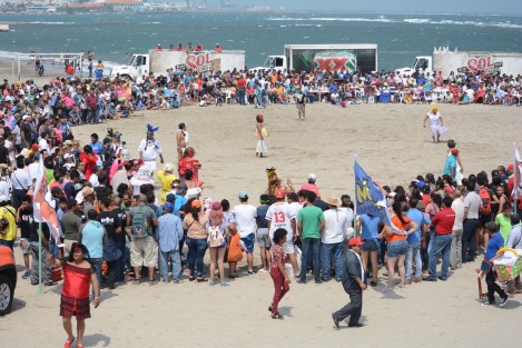 Como uno de los eventos previos al inicio del Carnaval de Veracruz, se lleva a cabo el ya tradicional  partido  <em>solteras vs casadas</em>, encuentro de béisbol  donde hombres se visten de mujeres.  