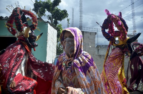 Como cada año en la comunidad de Almolonga, municipio de Naolinco,  se llevó a cabo su tradicional y colorido carnaval, el cual se destaca porque la mayoría de sus participantes llevan una máscara hecha de madera y en forma de vaca, además de portar una corona de flores y un largo atuendo de colores.