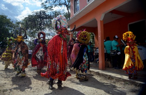 Como cada año en la comunidad de Almolonga, municipio de Naolinco,  se llevó a cabo su tradicional y colorido carnaval, el cual se destaca porque la mayoría de sus participantes llevan una máscara hecha de madera y en forma de vaca, además de portar una corona de flores y un largo atuendo de colores.