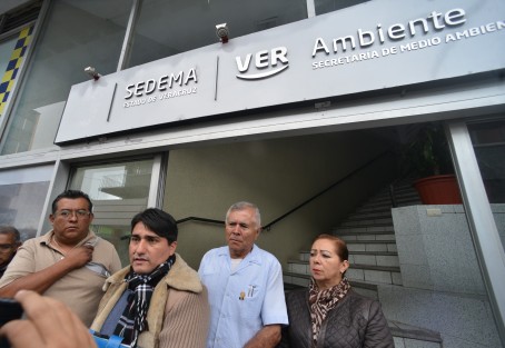 Vecinos de  la colonia Margarita Maza de Juárez denunciaron al alcalde de Xalapa  Hipólito Rodríguez ante la SEDEMA  por la violación del reglamento, al construir en áreas verdes.  