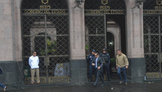 El fiscal general del Estado, Jorge Winckler, dijo que él ya dio por cerrado el tema del juicio político desde hace ya varios días, y comentó que va a mandar a los 50 diputados y al mismo gobernador una invitación para reunirse y coordinarse por el bien de Veracruz.  