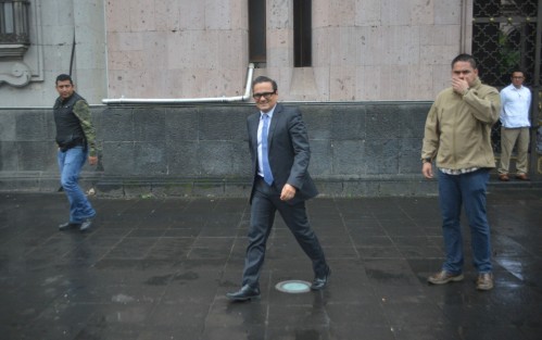 Por la mañana, Jorge Winckler asistió a la reunión de seguridad que se lleva a cabo en Palacio de Gobierno,  y se le pudo ver sonriente y con menos seguridad. 