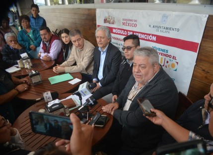 El delegado federal Manuel Huerta acudió a la parroquia del centro de Xalapa para firmar un convenio dentro del programa Jóvenes Construyendo el Futuro con Antonio Ballesteros.  