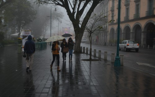 El frente frío 40, asociado con la corriente en chorro, recorrerá rápidamente el norte del país e ingresará al Golfo de México, y originará nublados con lluvias en el noreste y oriente de México, principalmente en horas de la tarde y noche, así como ráfagas de viento mayores a 70 km/h con posibles tolvaneras en Chihuahua, Coahuila y Nuevo León.  