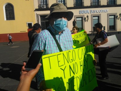 Pacientes del CECAN se manifestaron en Plaza Lerdo denunciando presunta falta de medicamentos para quimioterapias. Los manifestantes y sus familiares expresaron que los cánceres que ellos o sus familiares padecen, no son cubiertos por el Seguro Popular.  