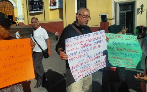 Los manifestantes expresaron que anteriormente ATHECA, A.C. les apoyaba con recursos para sus tratamientos, ya que sus cánceres no los cubre el Seguro Popular, sin embargo la Asociación Civil ya no cuenta con recursos. 