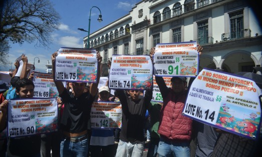 Uniformados con lonas, vecinos de la colonia El Moral marcharon desde el Teatro del Estado para pedir obras para ellos en su colonia. Acusan al alcalde Xalapa, Hipólito Rodríguez, de favorecer solo a miembros de la Fredepo quienes se ha adueñado de varíos terrenos en esa misma colonia.