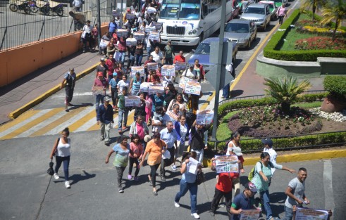 Uniformados con lonas, vecinos de la colonia El Moral marcharon desde el Teatro del Estado para pedir obras para ellos en su colonia. Acusan al alcalde Xalapa, Hipólito Rodríguez, de favorecer solo a miembros de la Fredepo quienes se ha adueñado de varíos terrenos en esa misma colonia.