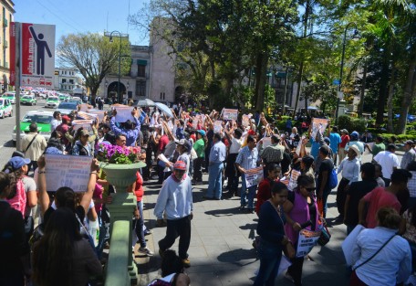 Uniformados con lonas, vecinos de la colonia El Moral marcharon desde el Teatro del Estado para pedir obras para ellos en su colonia. Acusan al alcalde Xalapa, Hipólito Rodríguez, de favorecer solo a miembros de la Fredepo quienes se ha adueñado de varíos terrenos en esa misma colonia.