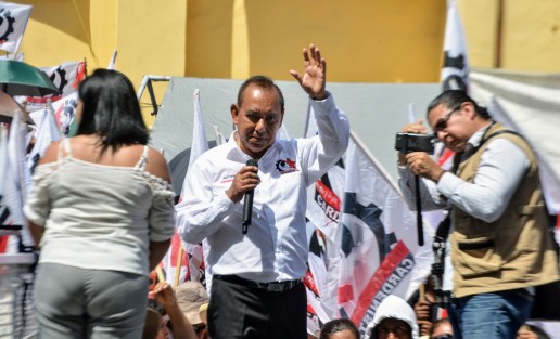 Con su ya acostumbrado discurso, Antonio Luna, en compañía de sus <em>10 miles simpatizantes</em>, volvió a salir a las calles para exigir al gobierno obras para sus agremiados, y para él, claro.