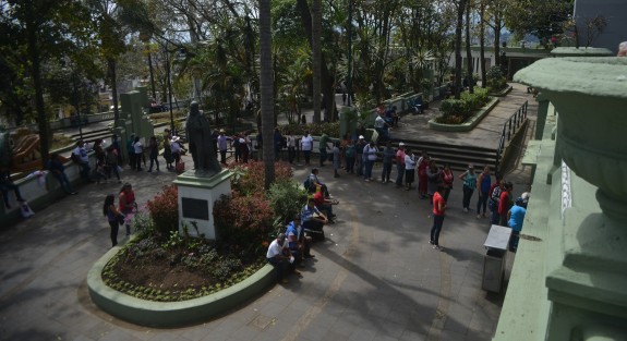 De los más beneficiados con estos mitines patito son los de los baños, vendedores de sombrillas y todo tipo de chatarra, quienes hacen su agosto.