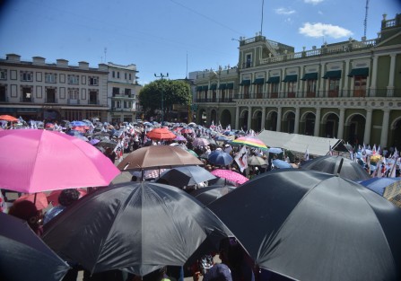 De los más beneficiados con estos mitines patito son los de los baños, vendedores de sombrillas y todo tipo de chatarra, quienes hacen su agosto.