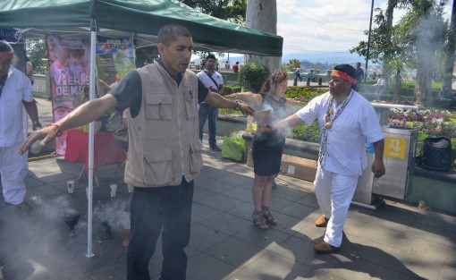 Con limpias por parte de los brujos se invitaba al público en general a visitar el municipio de Catemaco, el cual se llena de misticismo el primer viernes de marzo.
