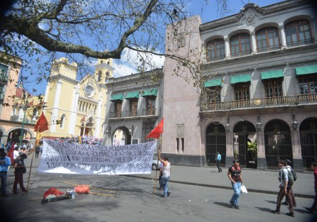 El FRENTE POPULAR REVOLUCIONARIO se manifestó en el parque Juárez frente a Palacio de Gobierno encabezada por Gustavo Méndez Gallardo. 