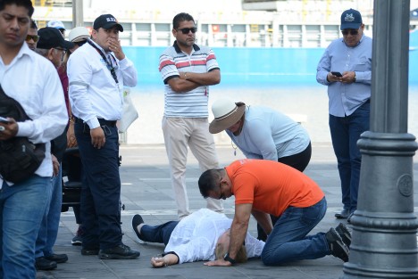 Una mujer con edad aproximada de 50 años, se desmayó en la Macro Plaza del malecón de  Veracruz, a causa del fuerte calor y de que sufre de la presión. 