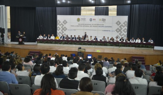 En el auditorio de la Normal se realizó la reunión regional de información para la gestión integral del riesgo, donde estuvieron presentes autoridades de protección civil, SEV y militares. También rindieron protesta los integrantes de la unidad Interna de Protección Civil.