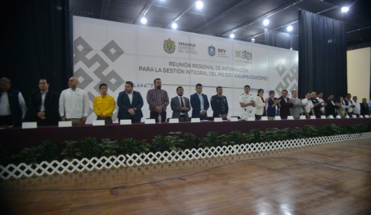 En el auditorio de la Normal se realizó la reunión regional de información para la gestión integral del riesgo, donde estuvieron presentes autoridades de protección civil, SEV y militares. También rindieron protesta los integrantes de la unidad Interna de Protección Civil.