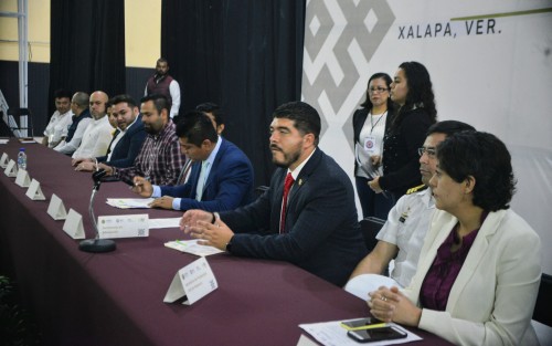 En el auditorio de la Normal se realizó la reunión regional de información para la gestión integral del riesgo, donde estuvieron presentes autoridades de protección civil, SEV y militares. También rindieron protesta los integrantes de la unidad Interna de Protección Civil.