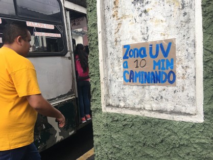 Particulares invitan a los usuarios de autobuses a caminar. Los carteles fueron colocados en paradero de autobuses.  