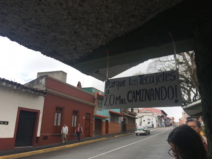 Particulares invitan a los usuarios de autobuses a caminar. Los carteles fueron colocados en paradero de autobuses.  